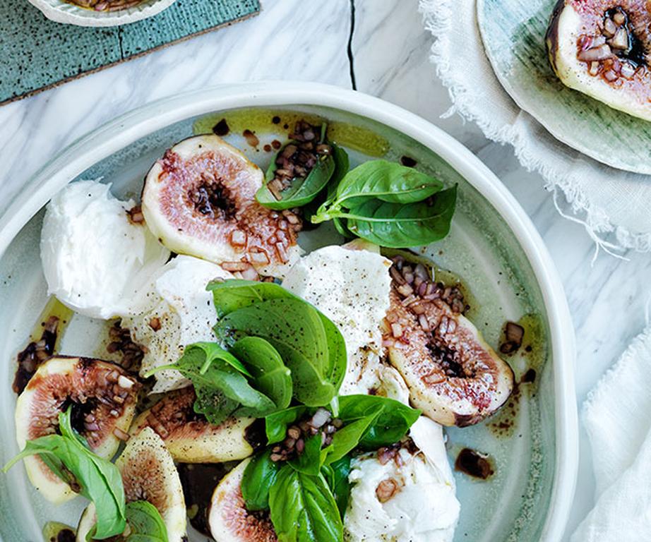 Read more about the article Black fig, mozzarella and basil salad